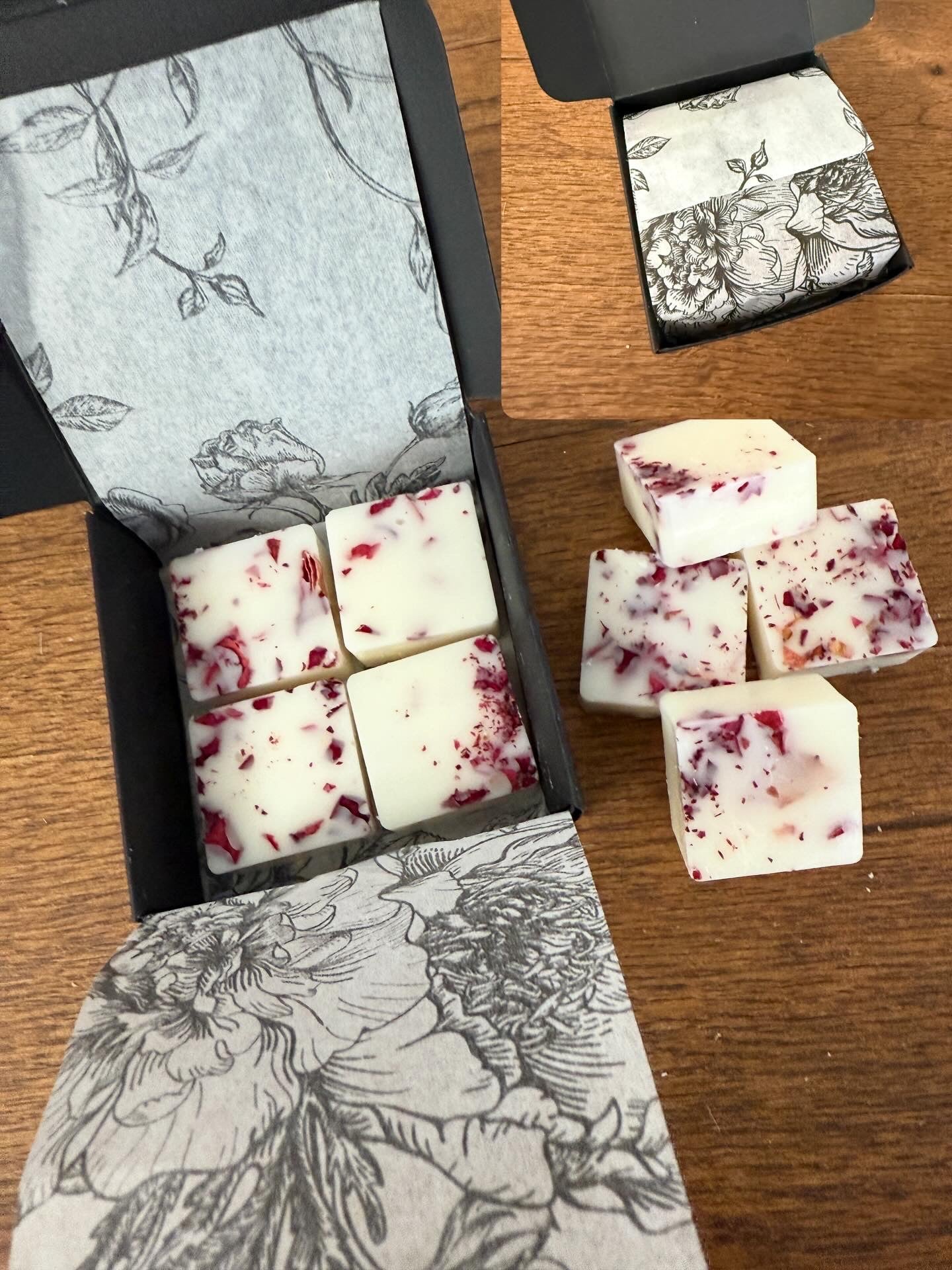 Stylish Glass Wax/Oil Warmer With Small Gift Box Of Melts In Choice Of Fragrance