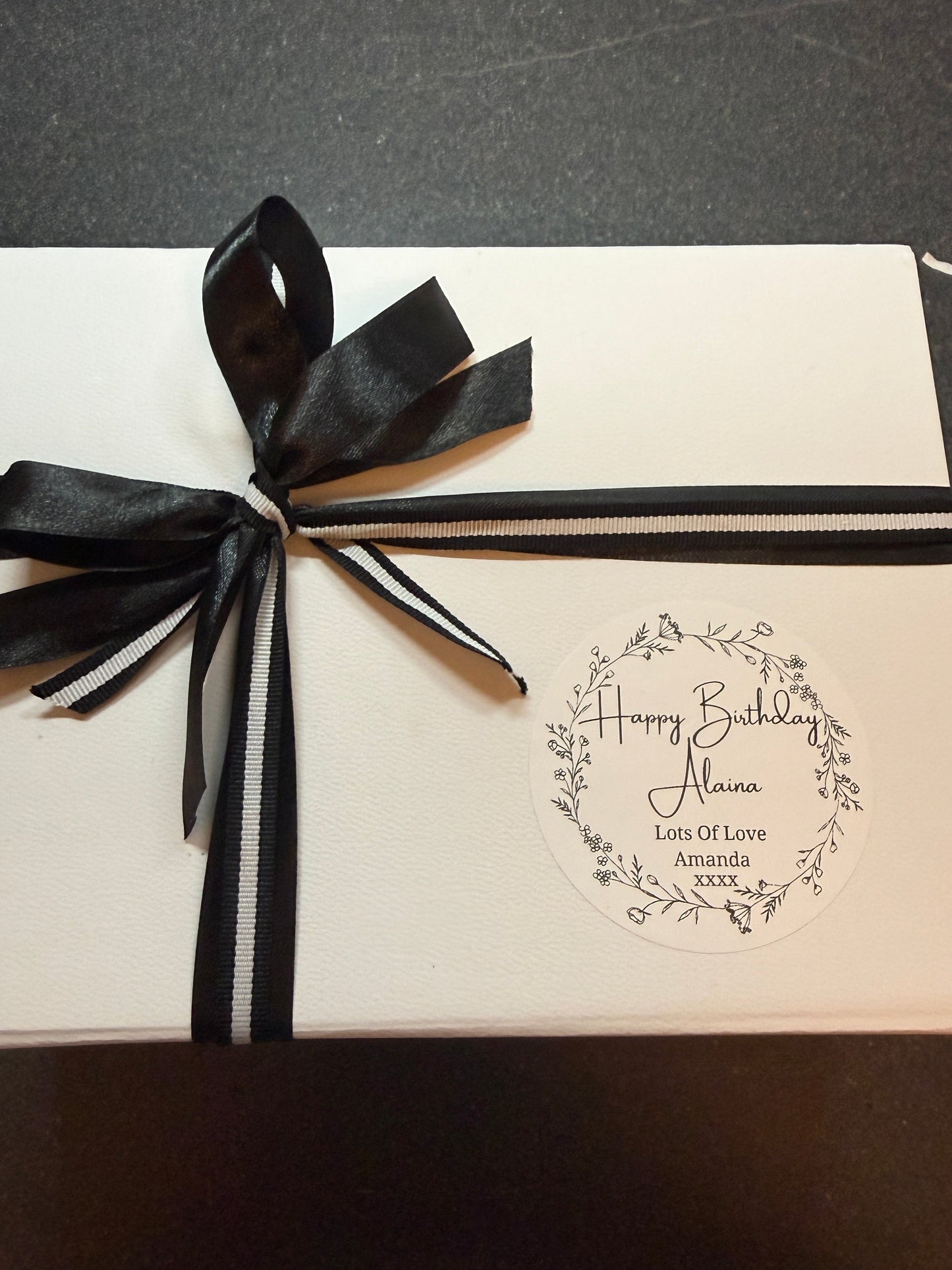 Large Gift Set With Lattice Burner, 2 Boxes Of Wax Melts & A Luxury Room Spray