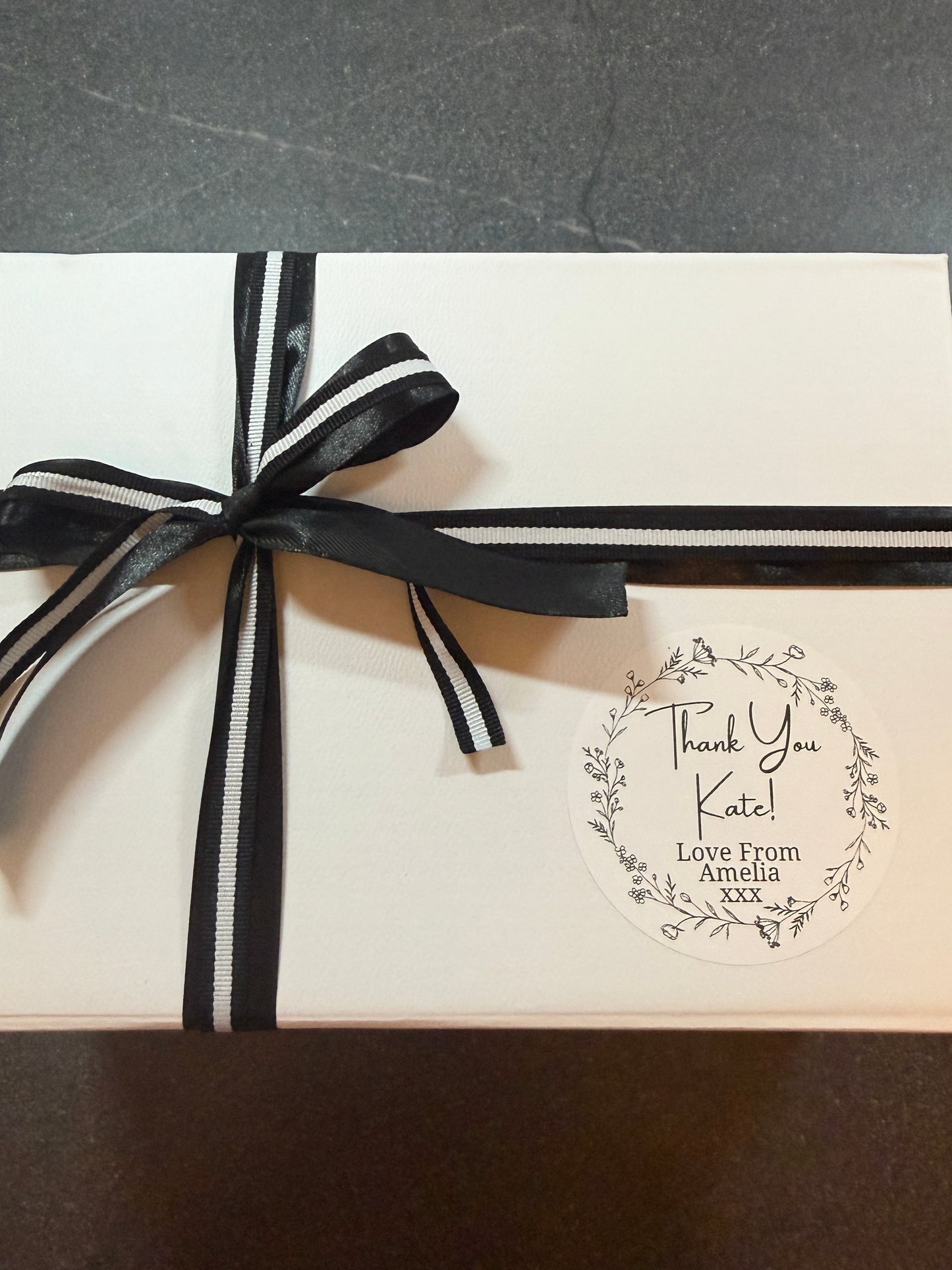 Large Gift Set With Lattice Burner, 2 Boxes Of Wax Melts & A Luxury Room Spray