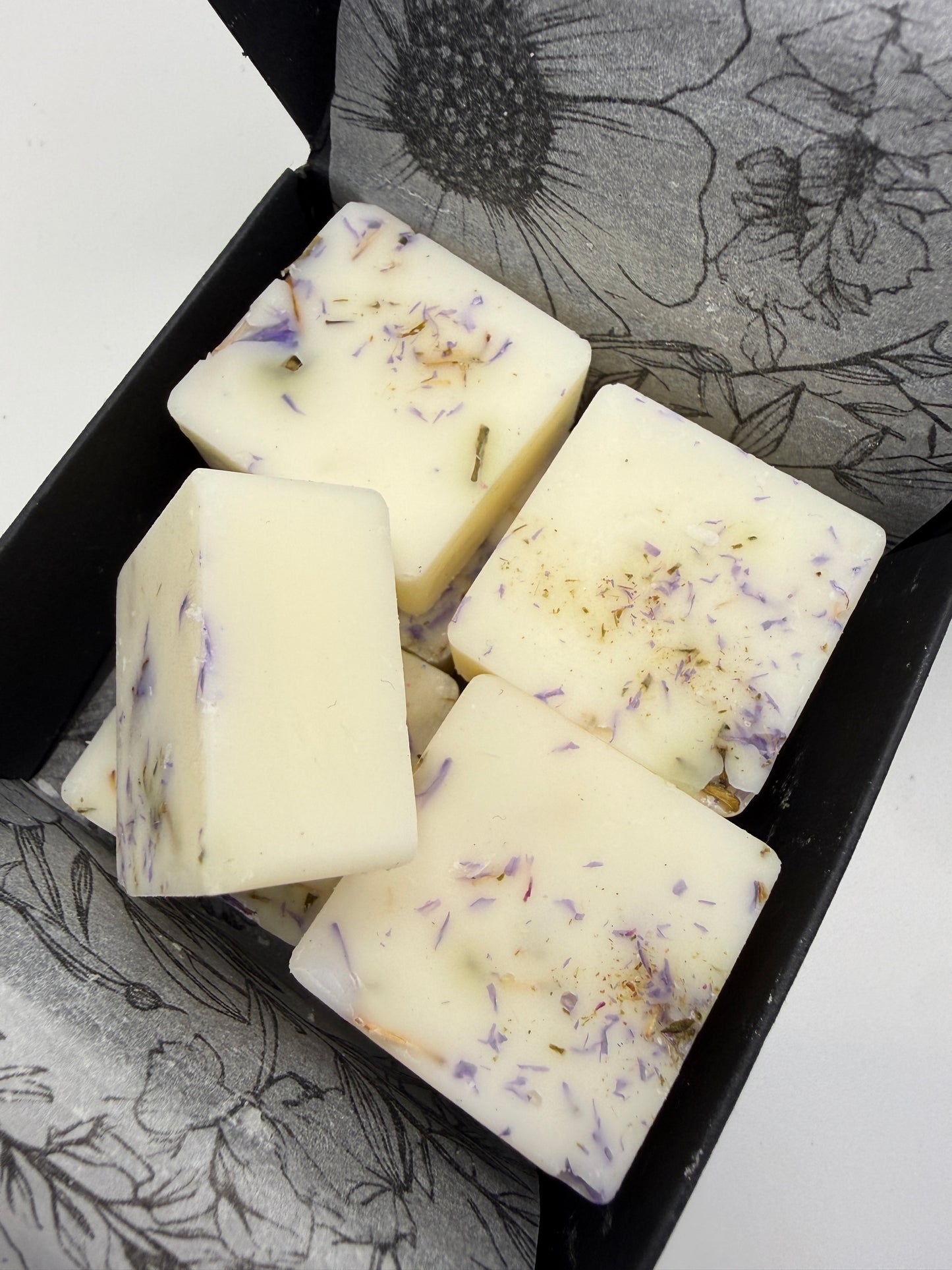 Large Gift Set With Lattice Burner, 2 Boxes Of Wax Melts & A Luxury Room Spray