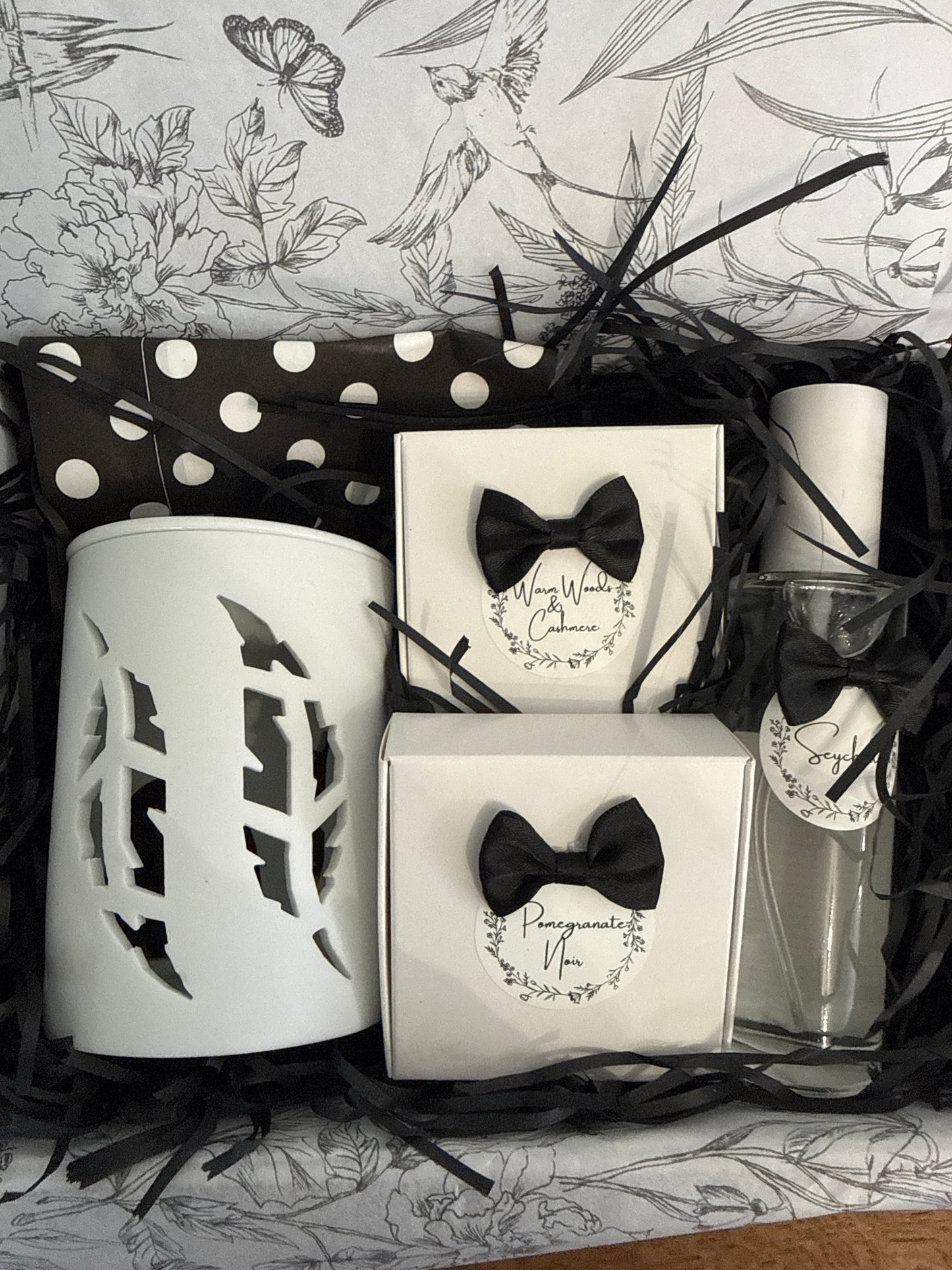 Large Gift Set With Feather Burner, 2 Boxes Of Wax Melts & A Luxury Room Spray