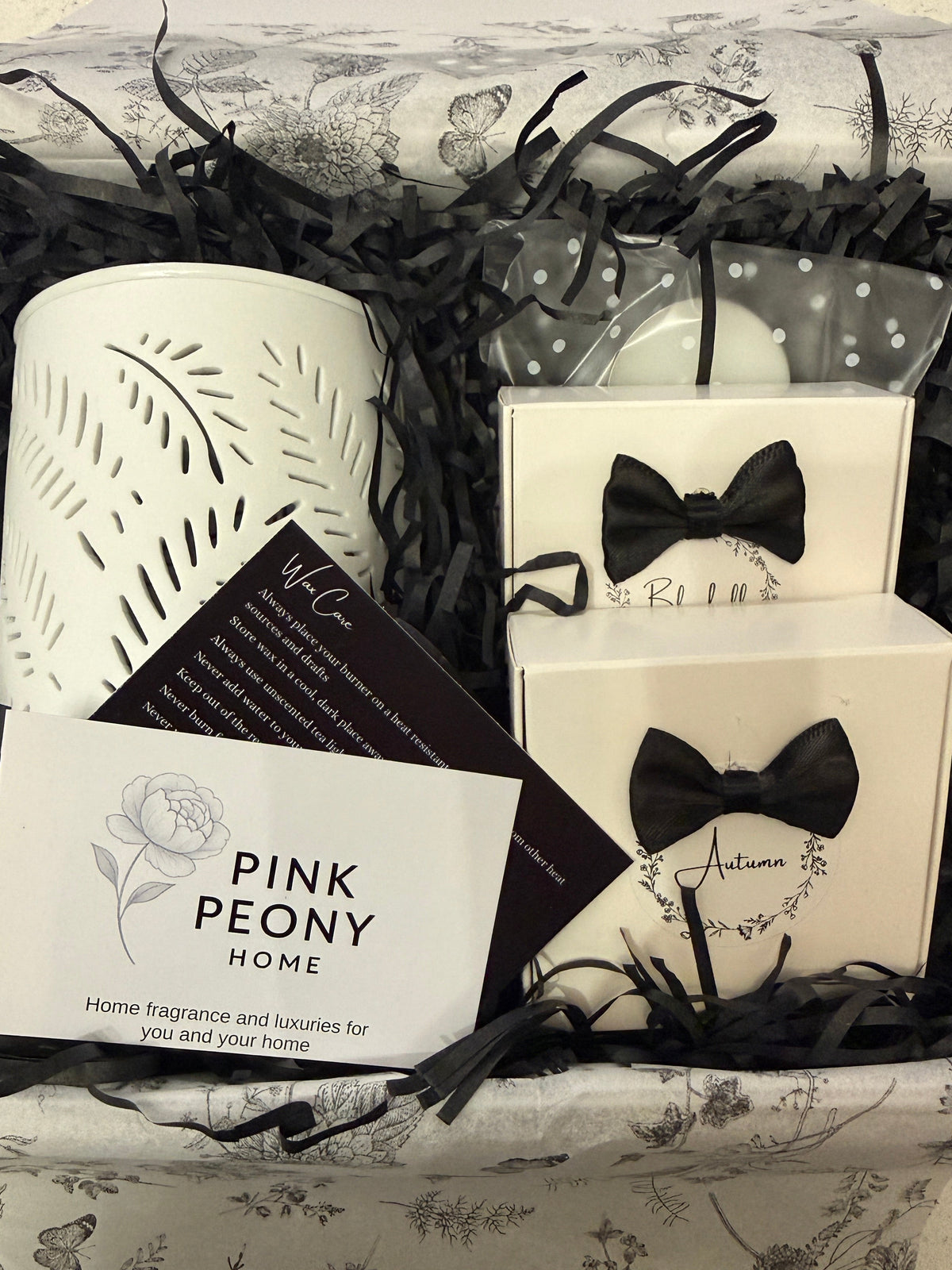 Medium Gift Set With White Leaves  Burner And Fragrances