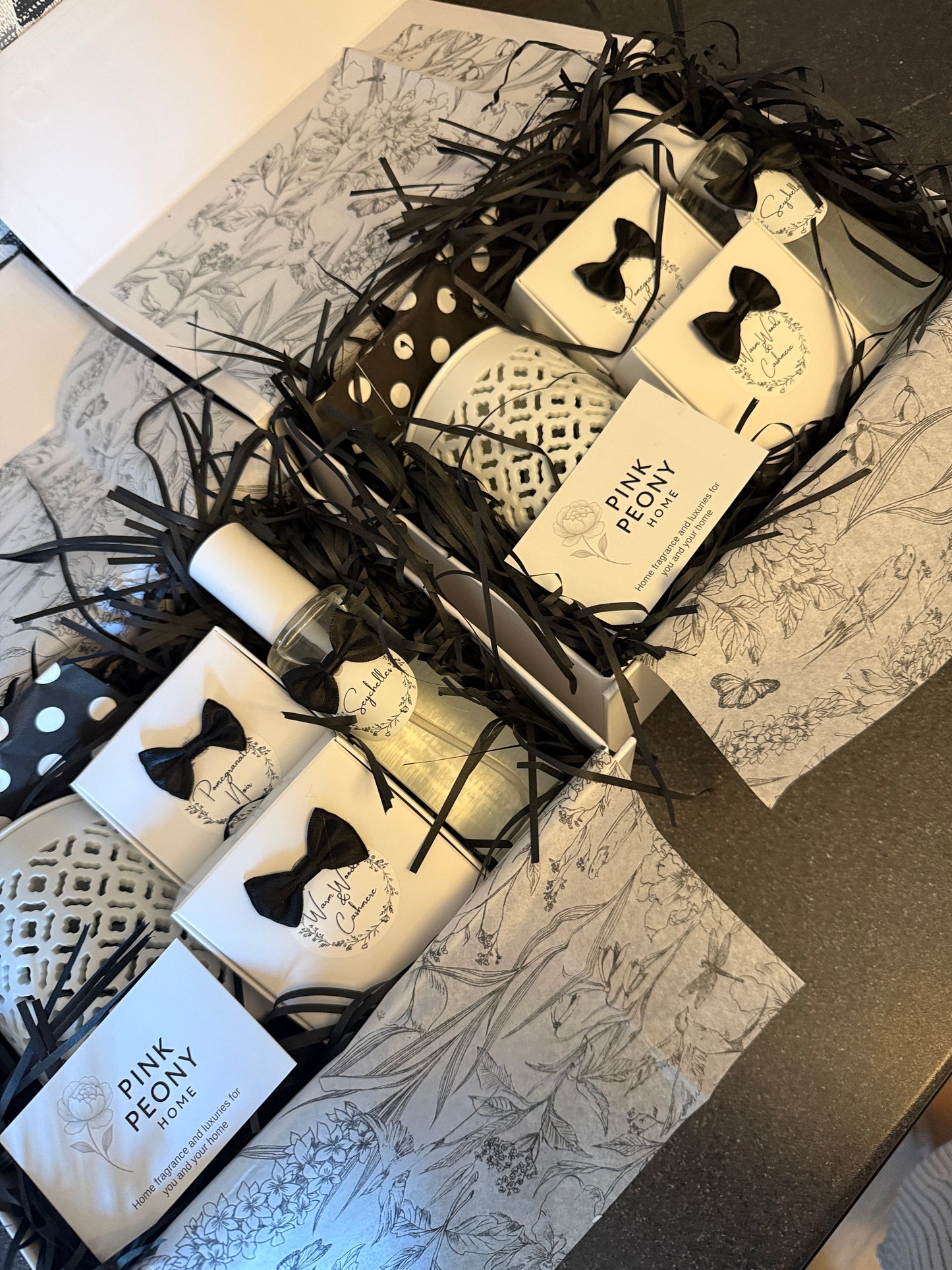 Large Gift Set With Lattice Burner, 2 Boxes Of Wax Melts & A Luxury Room Spray