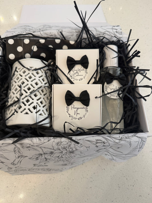 Large Gift Set With Lattice Burner, 2 Boxes Of Wax Melts & A Luxury Room Spray