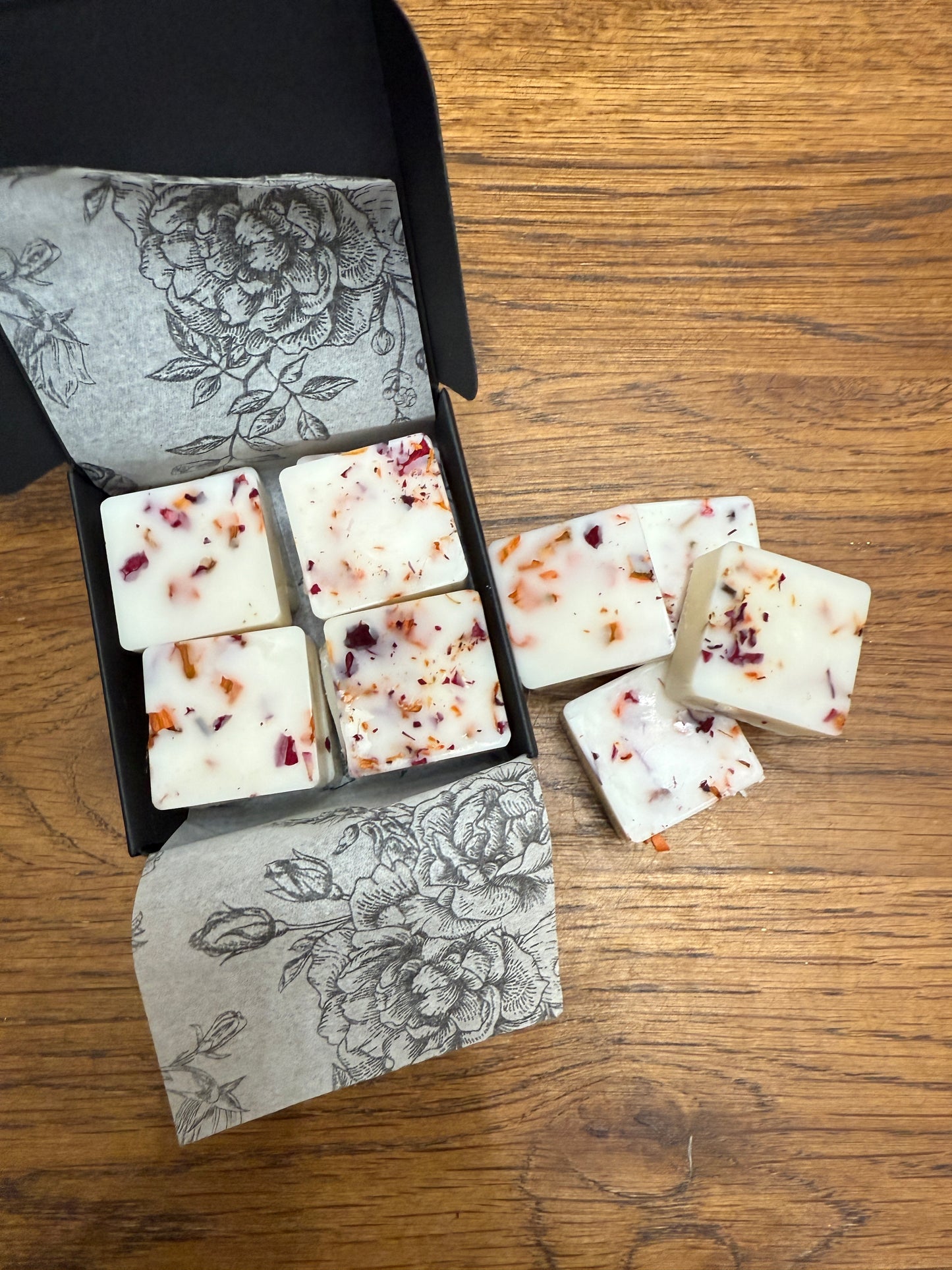 Stylish Glass Wax / Oil Warmer With Choice Of Fragrance Wax Melts In Small Gift Box